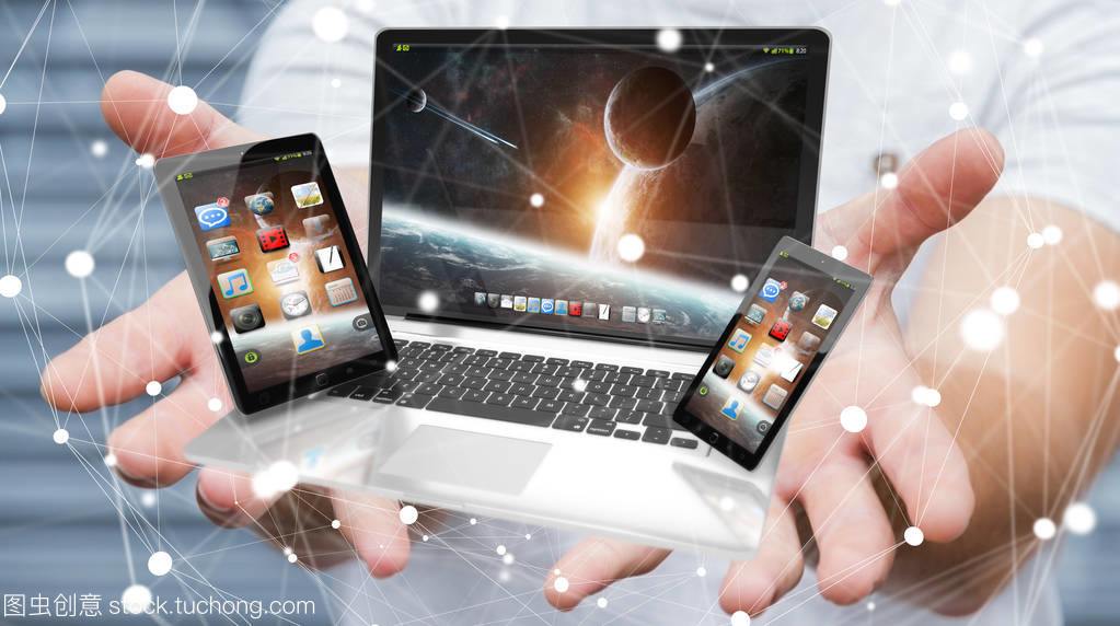 在他的手 3d 仁德舉行筆記本電腦手機(jī)和平板電腦的商人